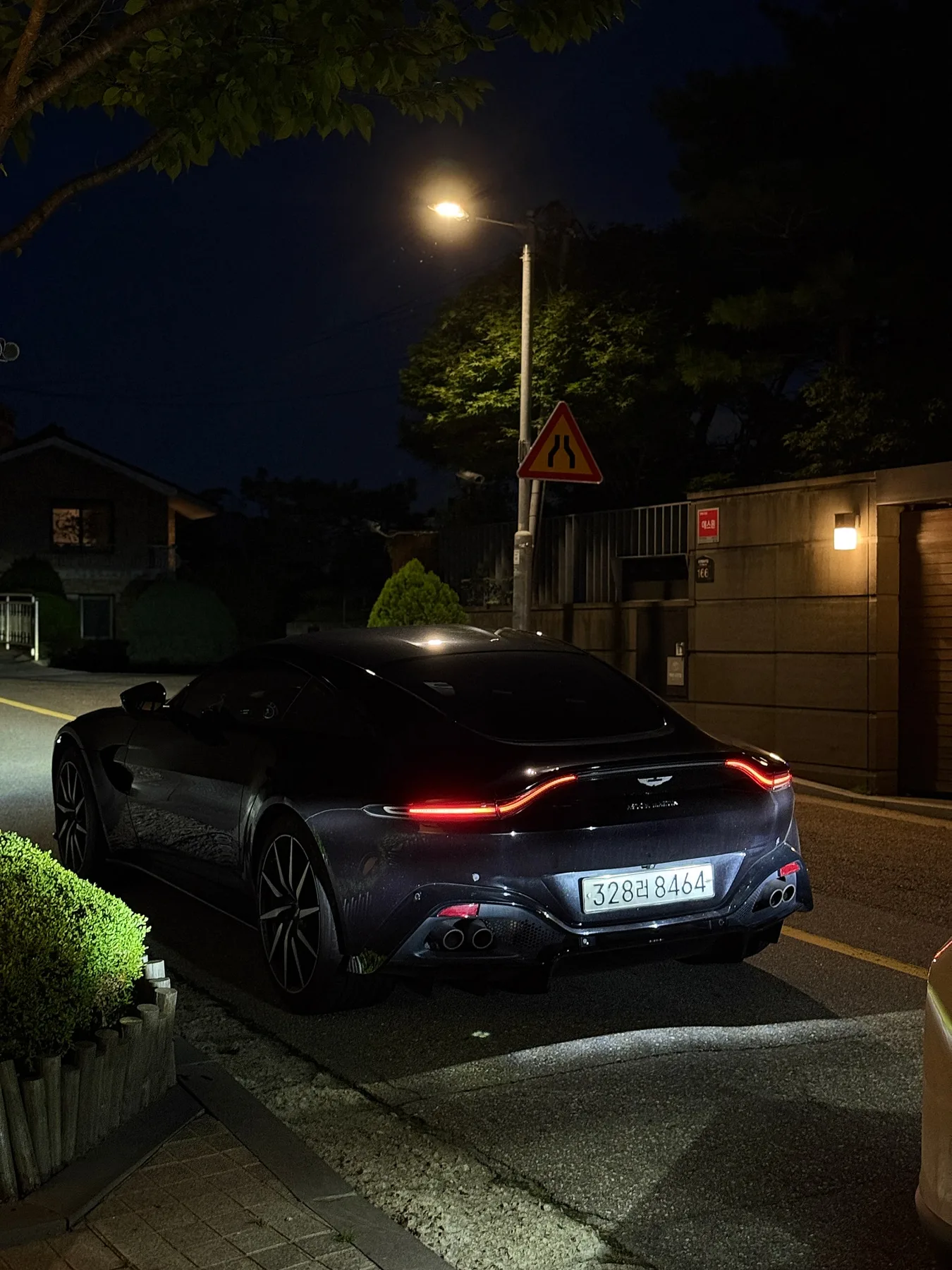 애스턴마틴 밴티지 4.0 V8 쿠페 2020 블랙 사진 2