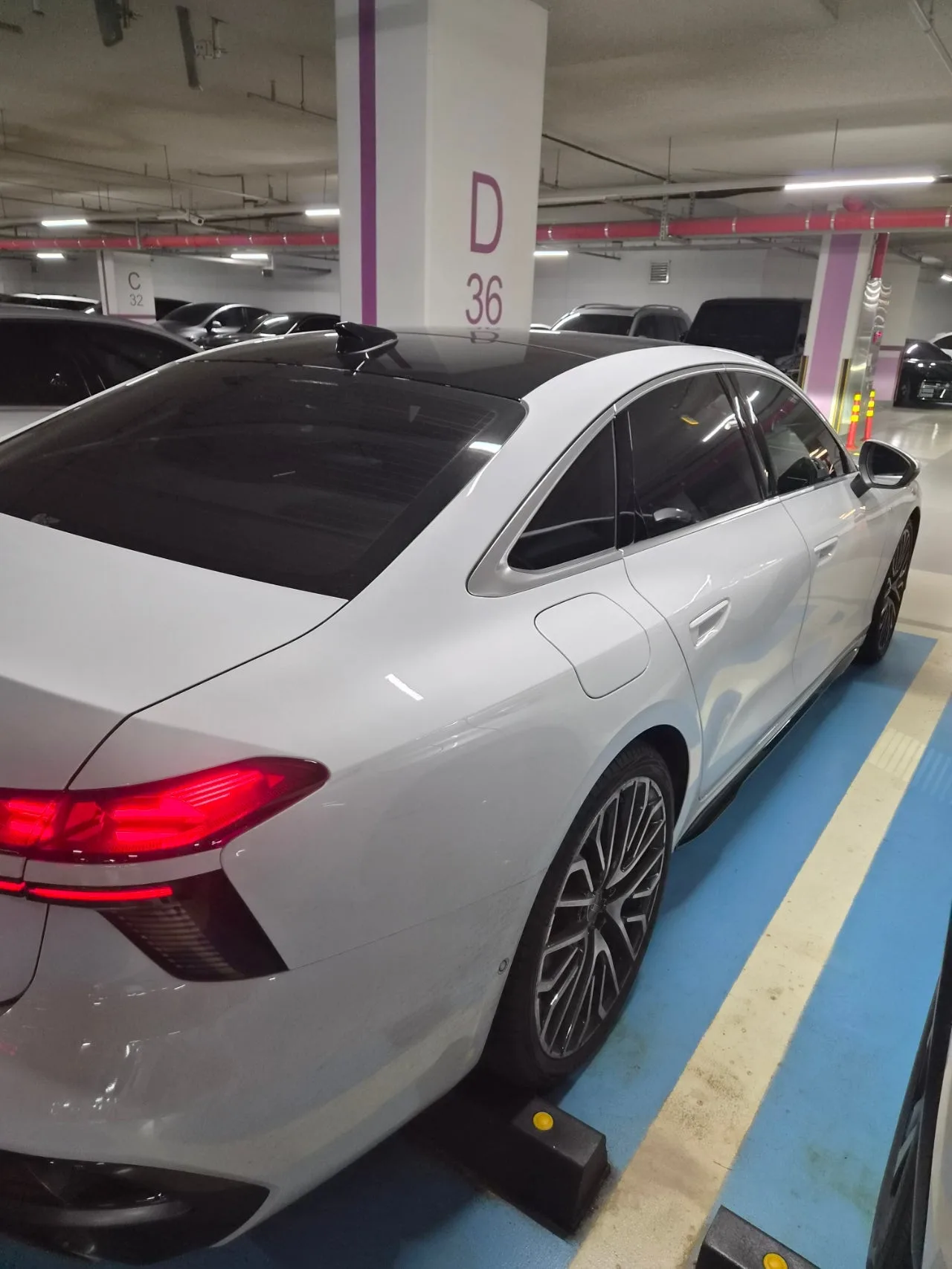 아우디 A6 55 TFSI 2026 화이트 사진 8
