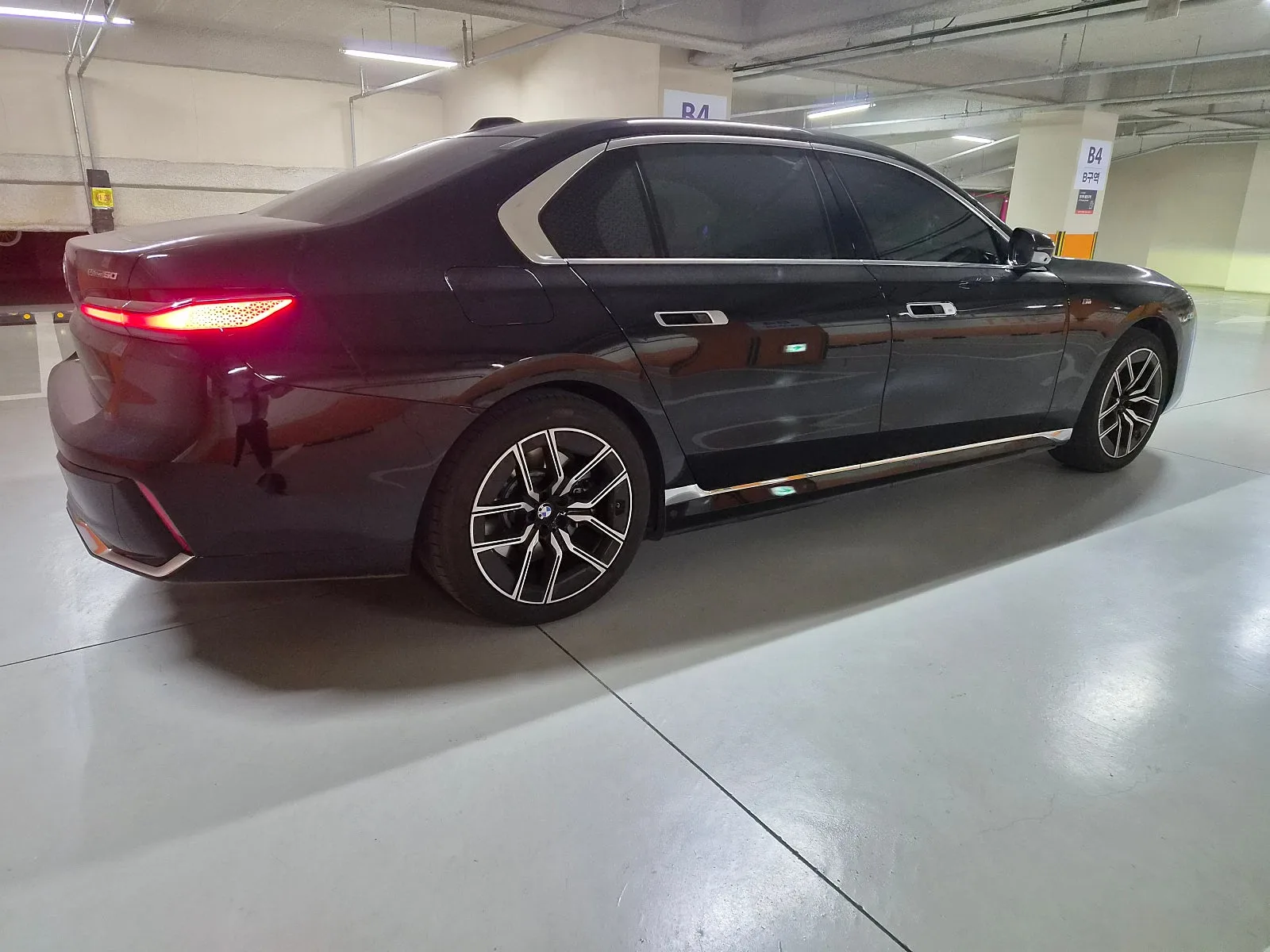 BMW i7 eDrive50 M Sport P2 2025 블랙 사진 4