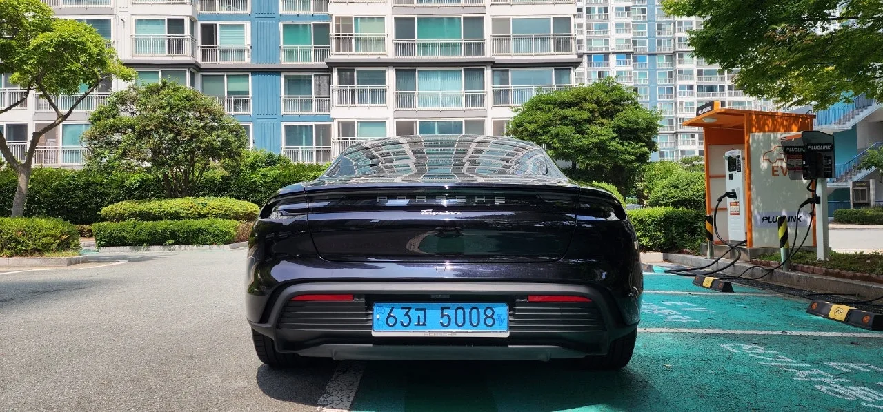 포르쉐 타이칸 베이스 2022 블랙 사진 4