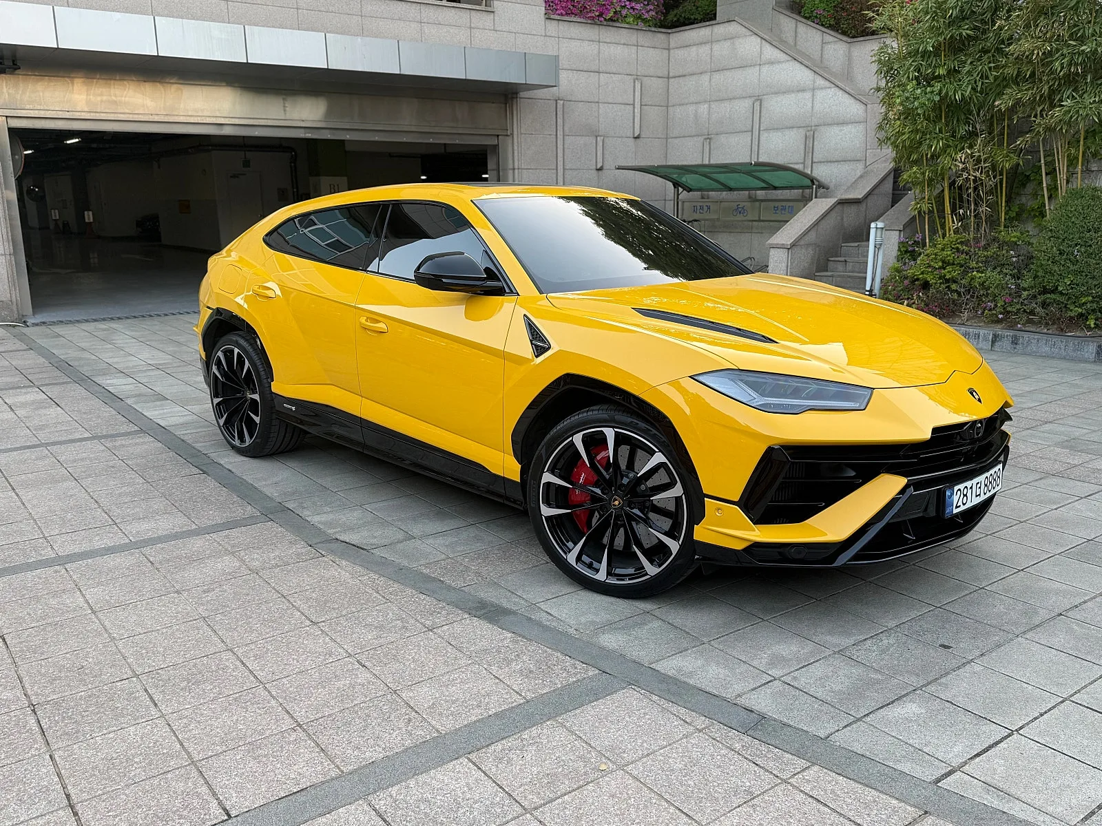 람보르기니 우루스 S 2024 노랑색 사진 2