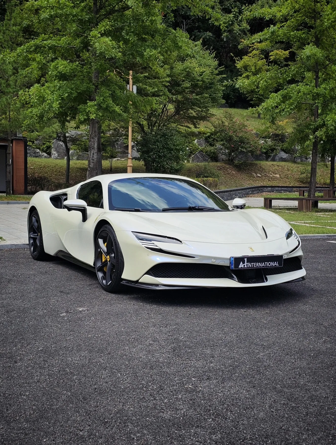페라리 SF90 스파이더 2022 Bianco Birdcage 사진 3