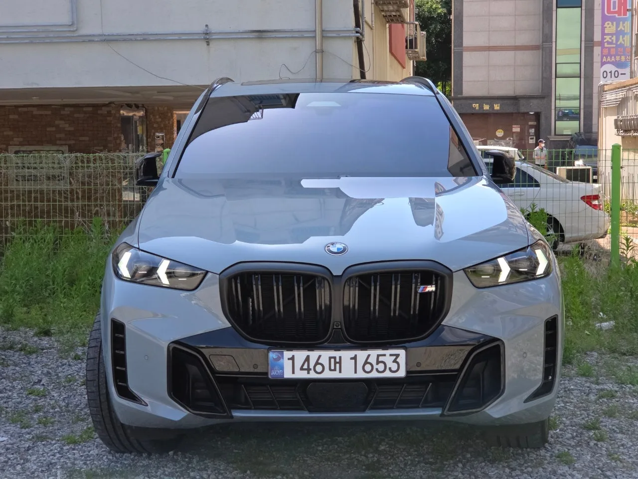 BMW X5 M60i 2024 브루클린 그레이 사진 1