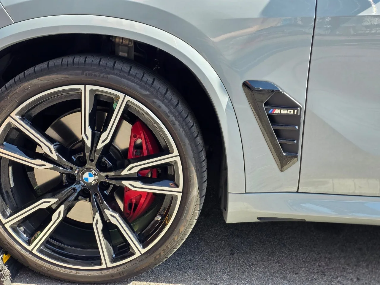 BMW X5 M60i 2024 브루클린 그레이 사진 2