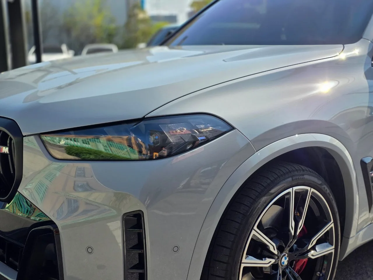 BMW X5 M60i 2024 브루클린 그레이 사진 3