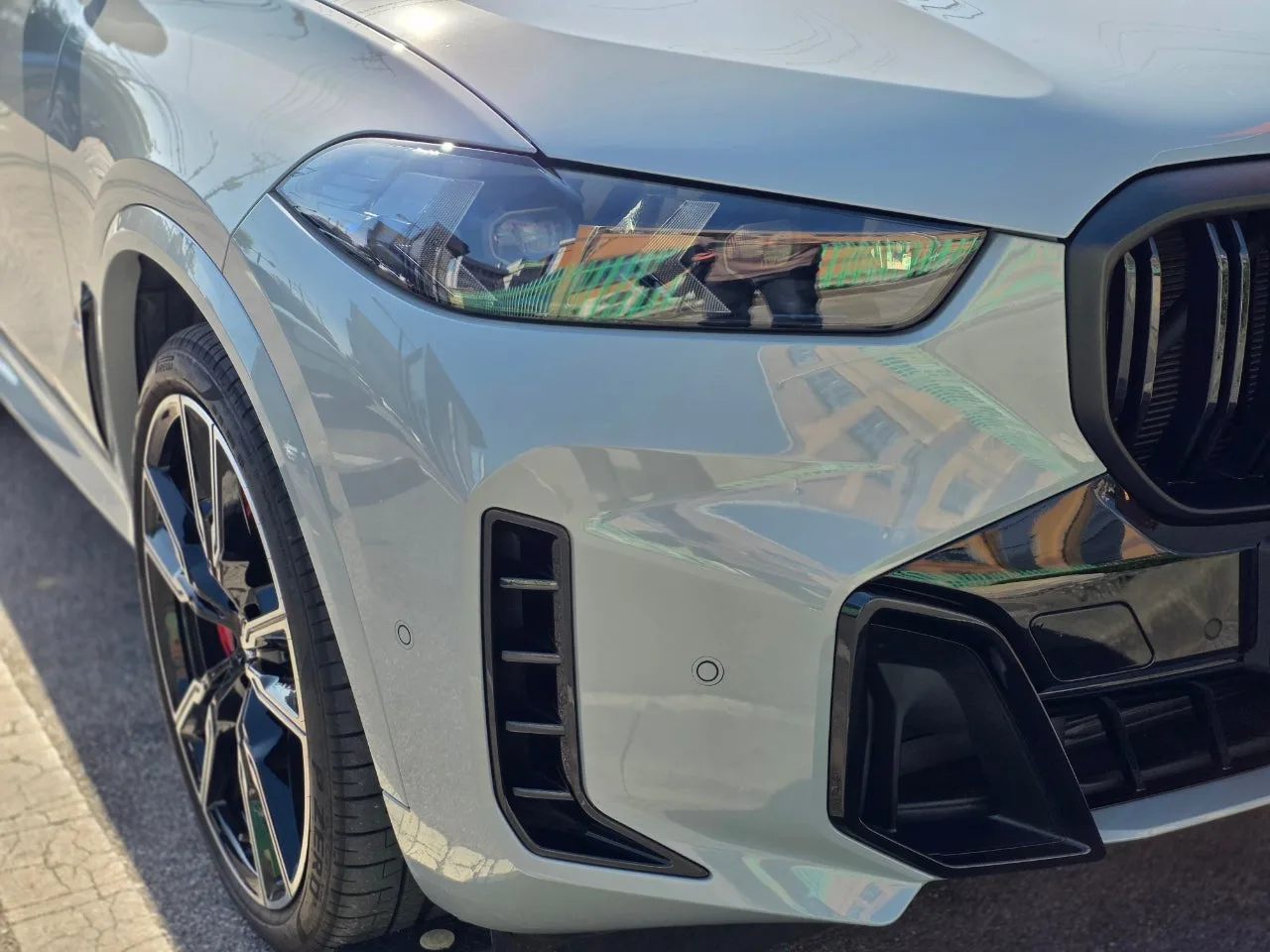 BMW X5 M60i 2024 브루클린 그레이 사진 4
