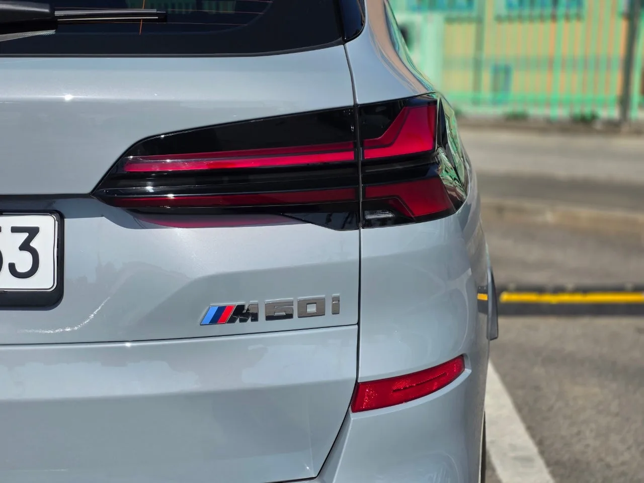 BMW X5 M60i 2024 브루클린 그레이 사진 5