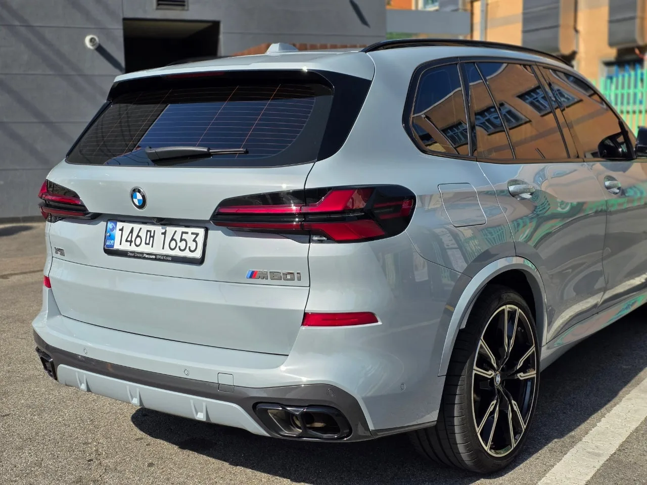 BMW X5 M60i 2024 브루클린 그레이 사진 6