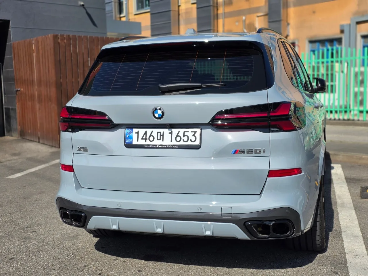 BMW X5 M60i 2024 브루클린 그레이 사진 7