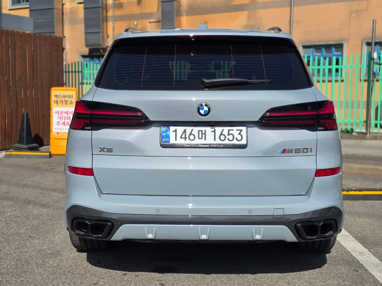 BMW X5 M60i 2024 브루클린 그레이 사진 8