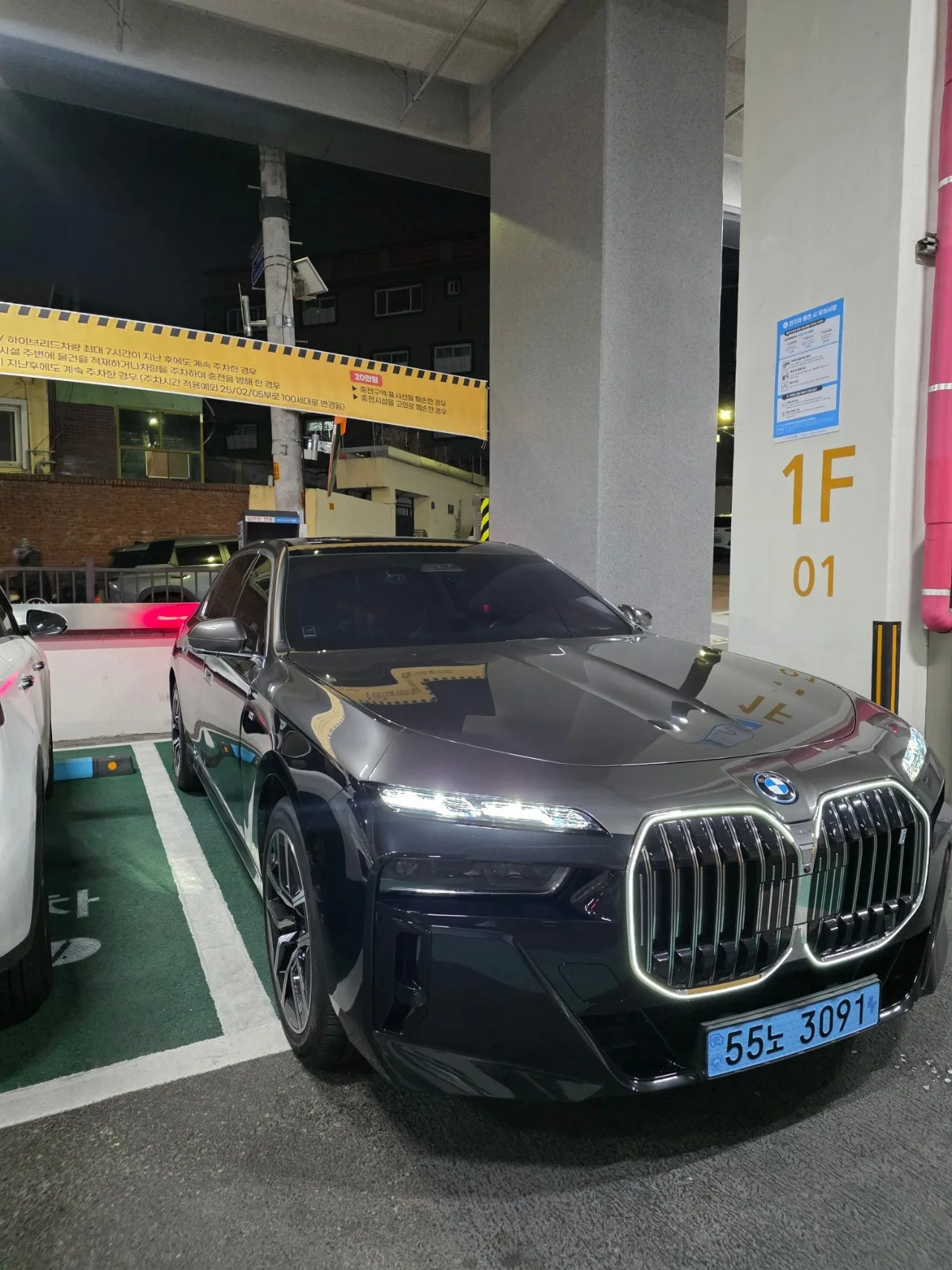 BMW I7 50 M스포츠 2023 건메탈 사진 1