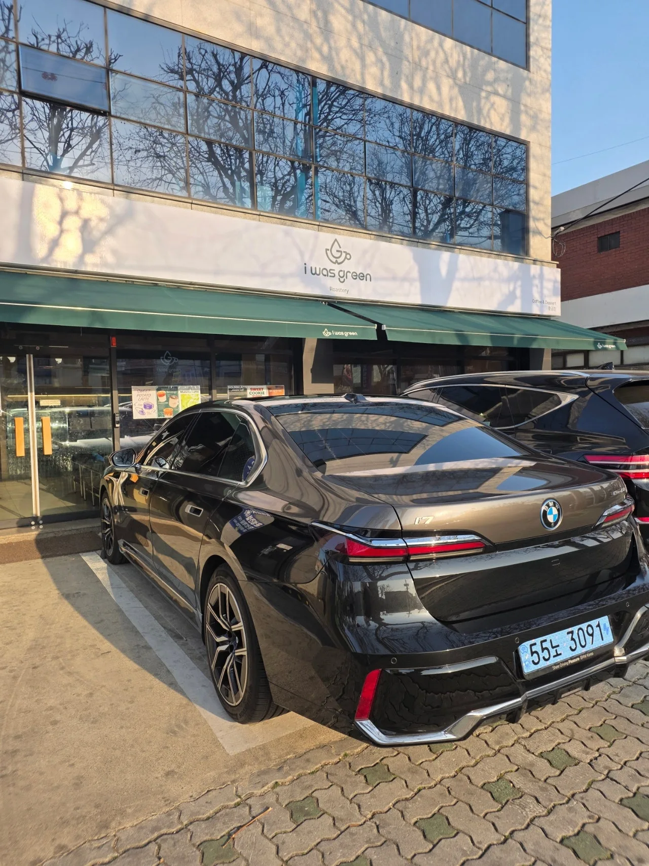 BMW I7 50 M스포츠 2023 건메탈 사진 2