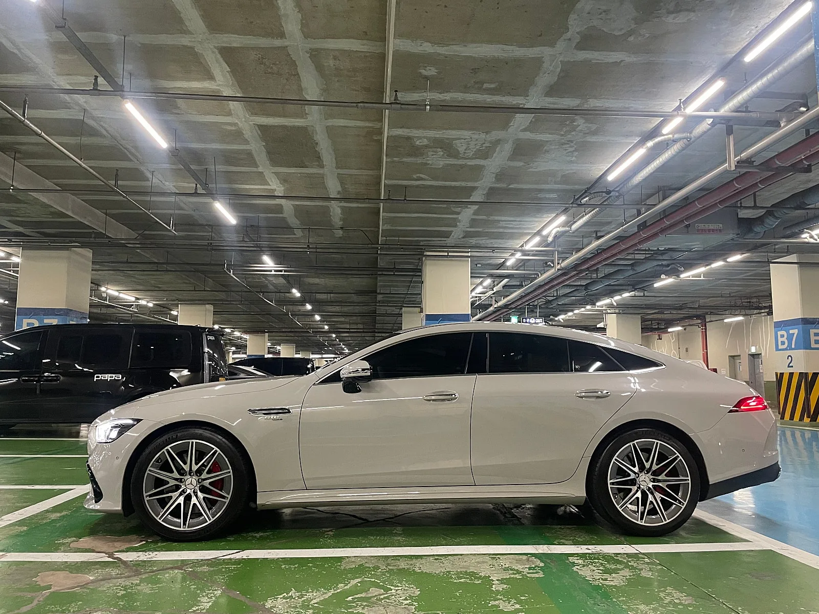 벤츠 GT43 AMG 4MATIC+ 2022 블랙 사진 3