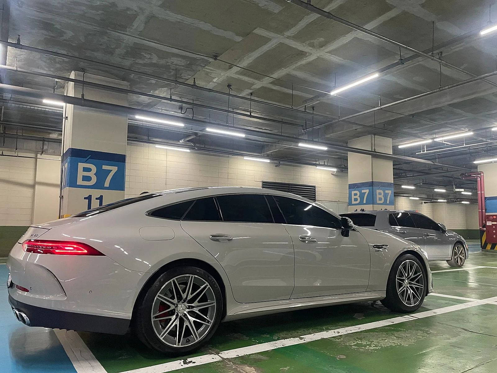 벤츠 GT43 AMG 4MATIC+ 2022 블랙 사진 5