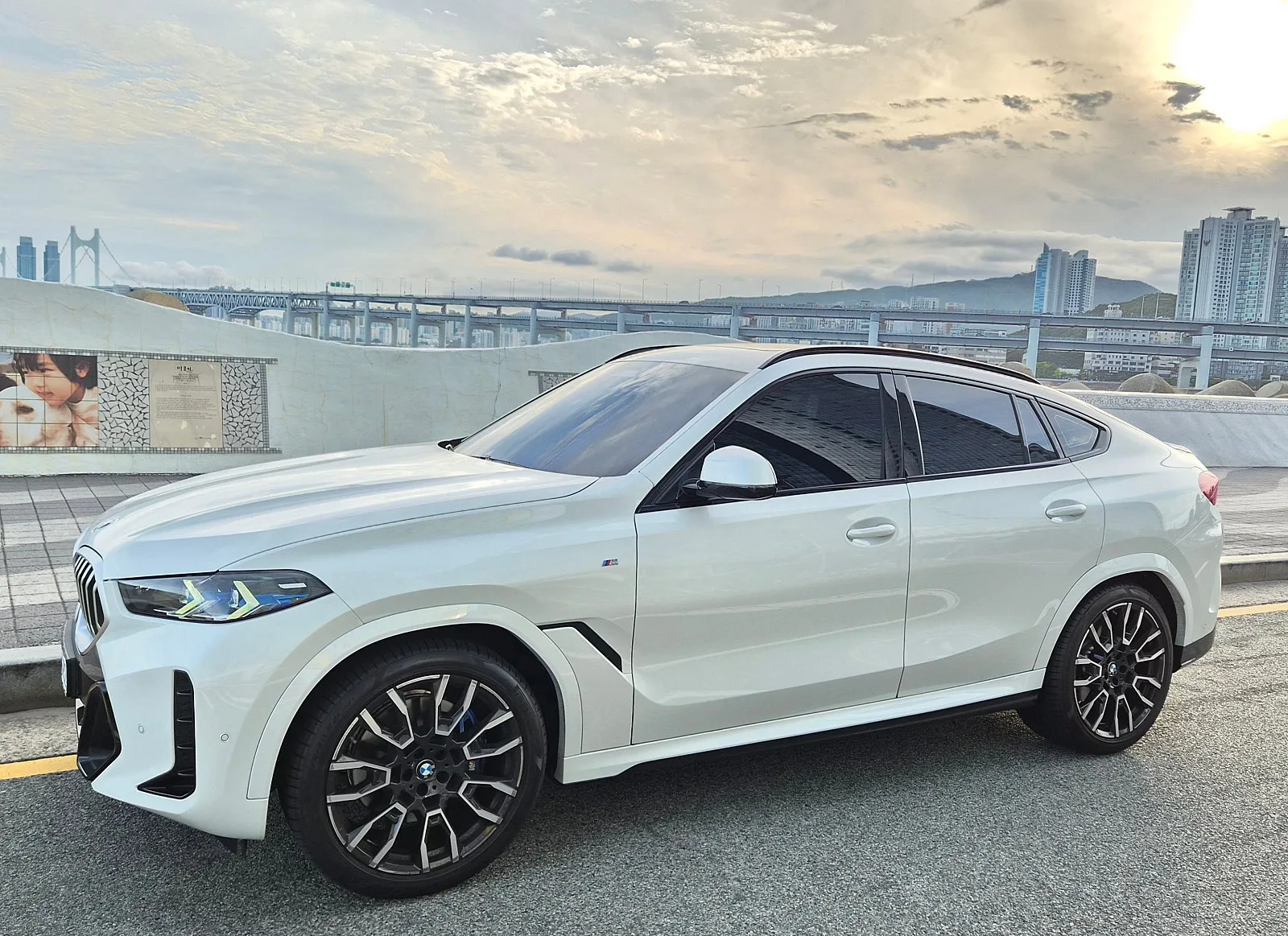 BMW X6 30d 2026 흰색 사진 2