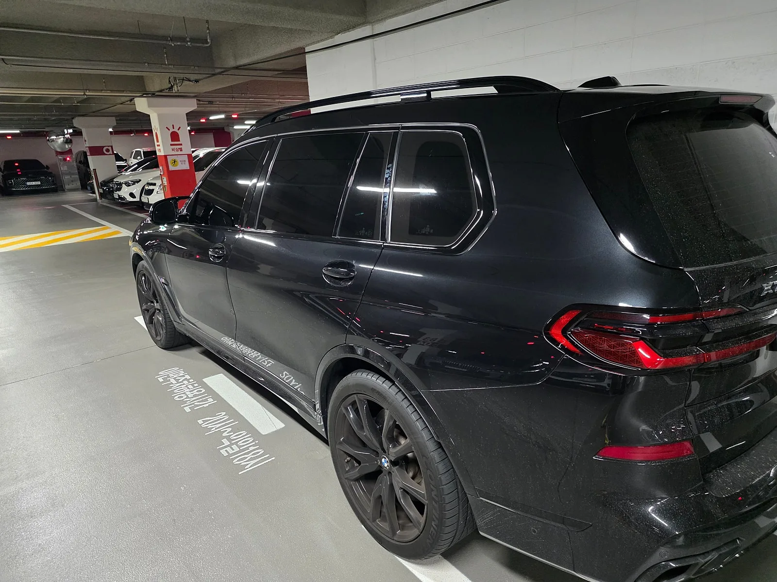 BMW X7 M60i 2024 블랙 사진 3