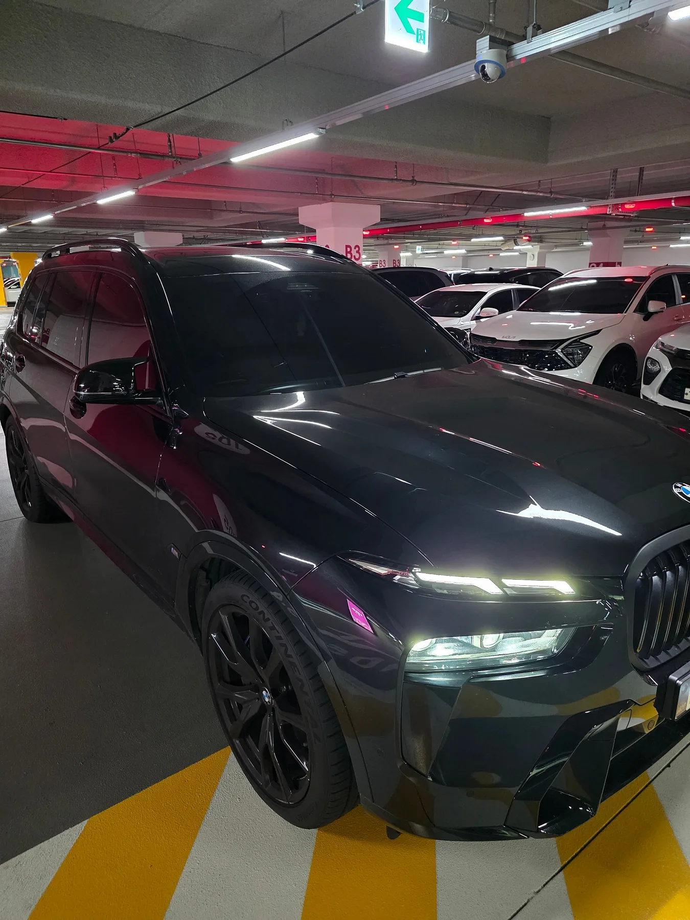 BMW X7 M60i 2024 블랙 사진 6