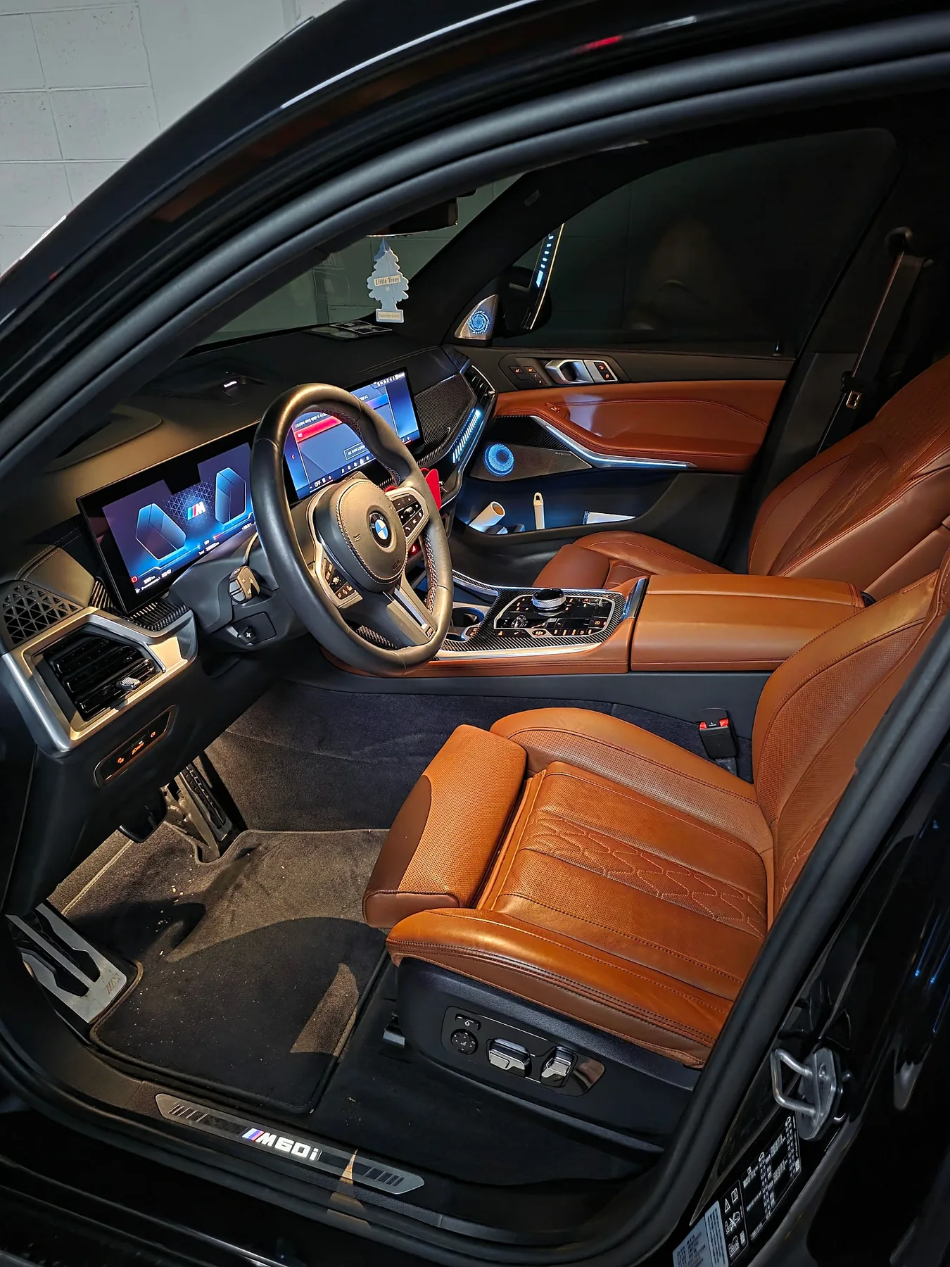 BMW X7 M60i 2024 블랙 사진 7