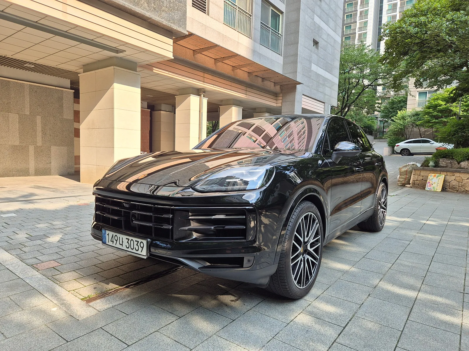 포르쉐 카이엔 노말 3.0 2024 크로마이트 블랙 사진 3