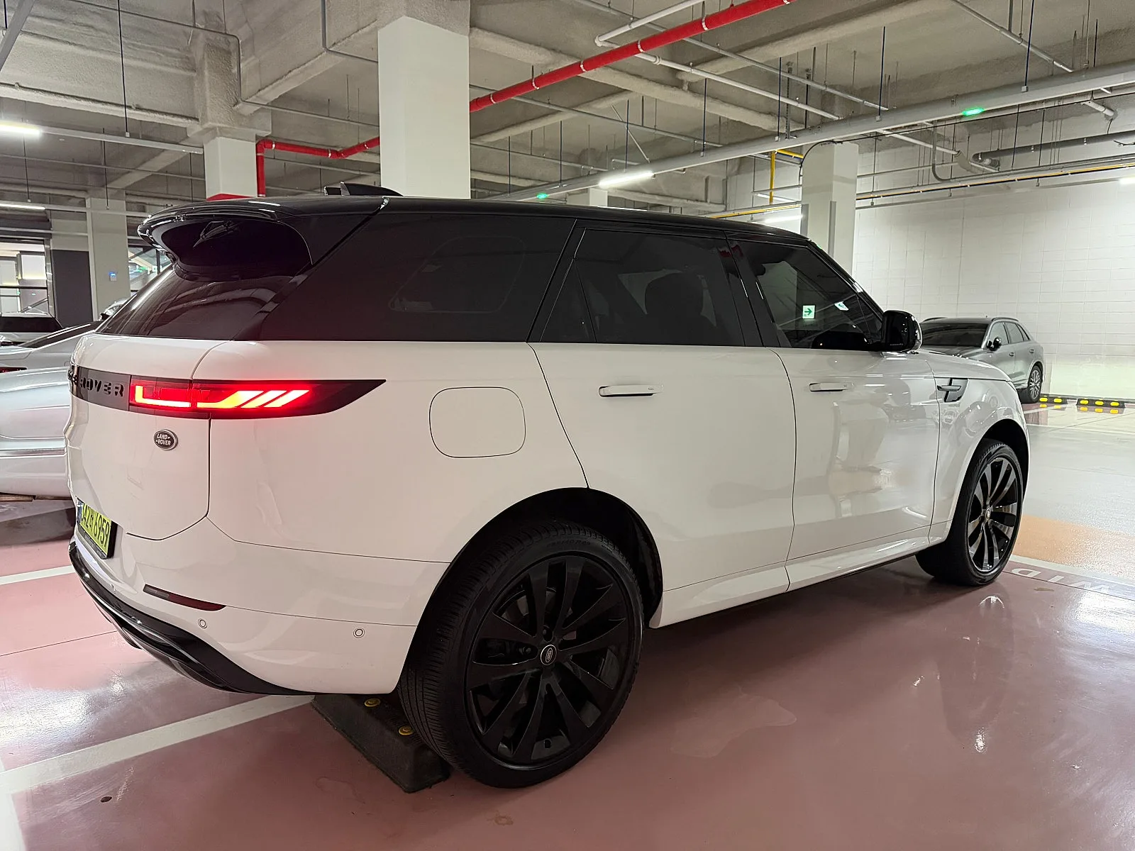 랜드로버 레인지로버 스포츠 D300 Dynamic HSE 2023 화이트 사진 4
