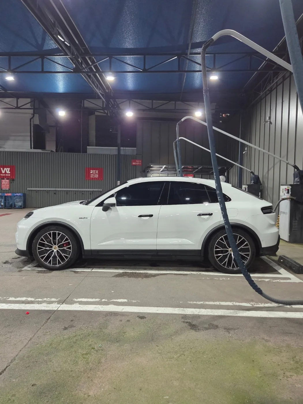 포르쉐 마칸 EV 4S 2025 화이트 사진 1
