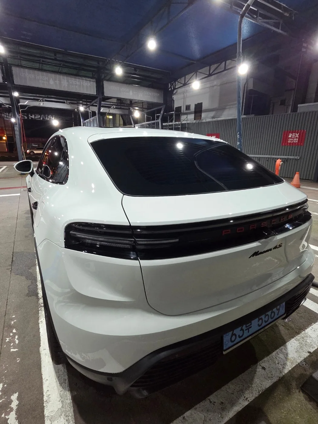 포르쉐 마칸 EV 4S 2025 화이트 사진 2