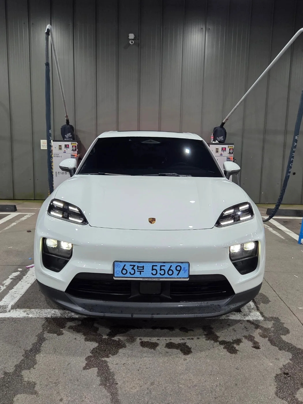 포르쉐 마칸 EV 4S 2025 화이트 사진 3