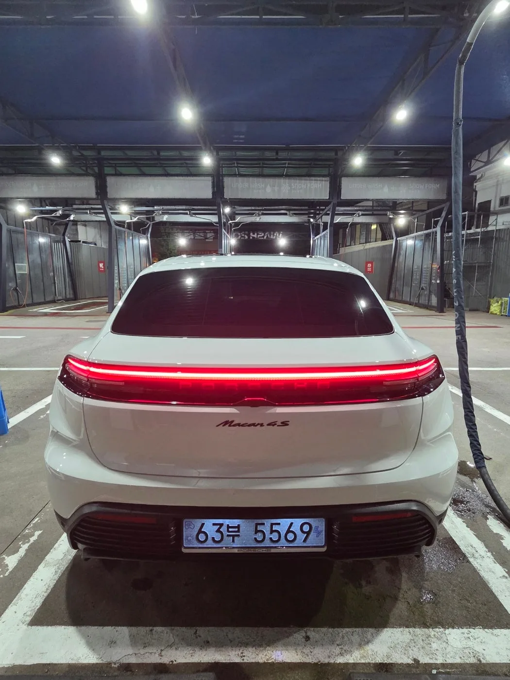 포르쉐 마칸 EV 4S 2025 화이트 사진 4
