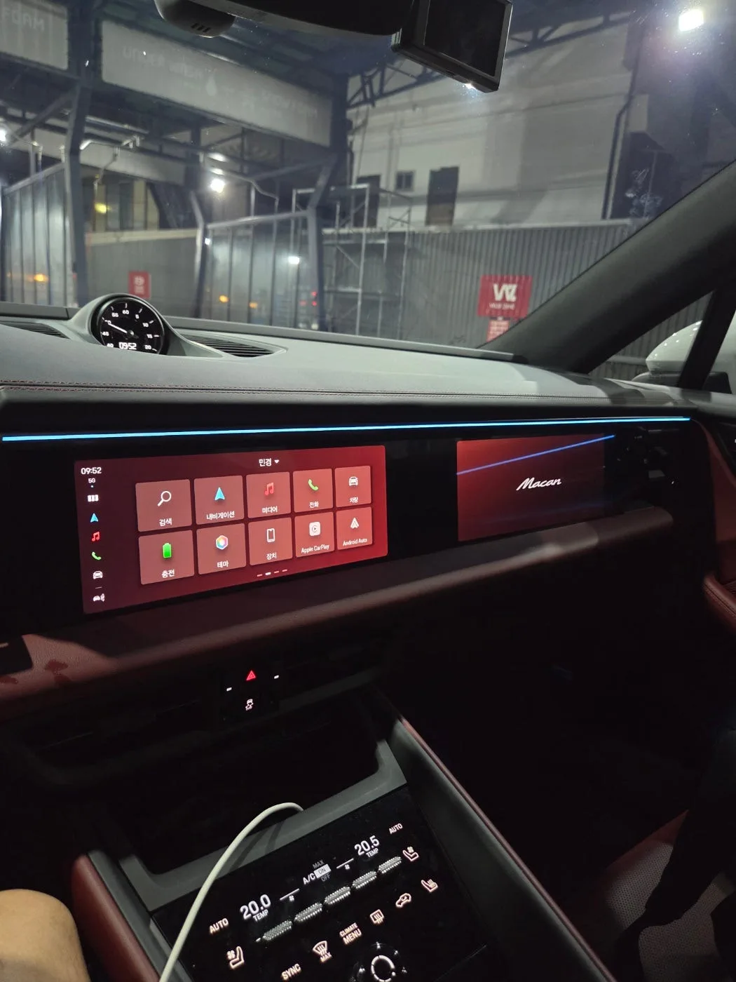 포르쉐 마칸 EV 4S 2025 화이트 사진 8