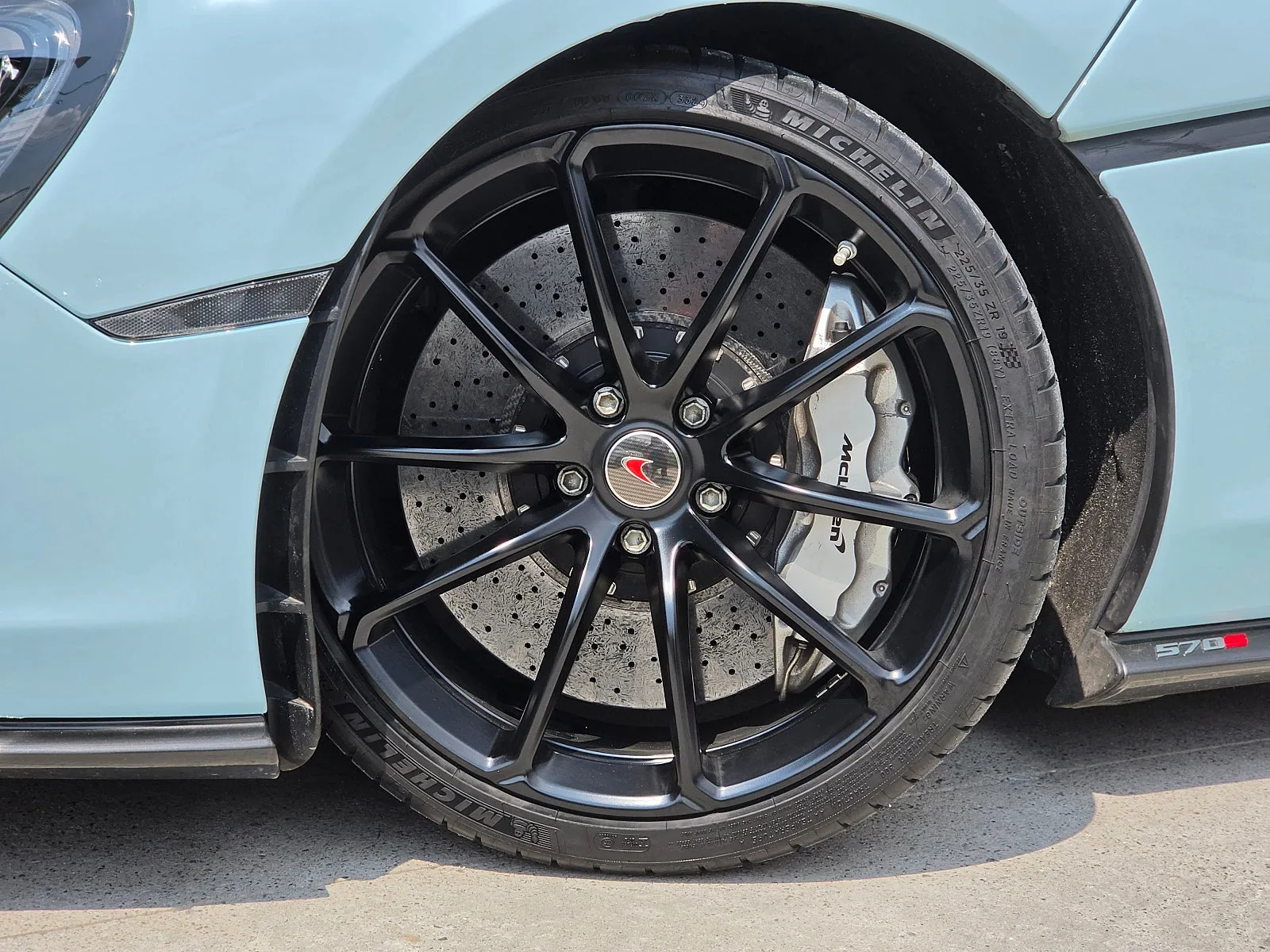 맥라렌 570S 스파이더 2018 화이트 사진 3