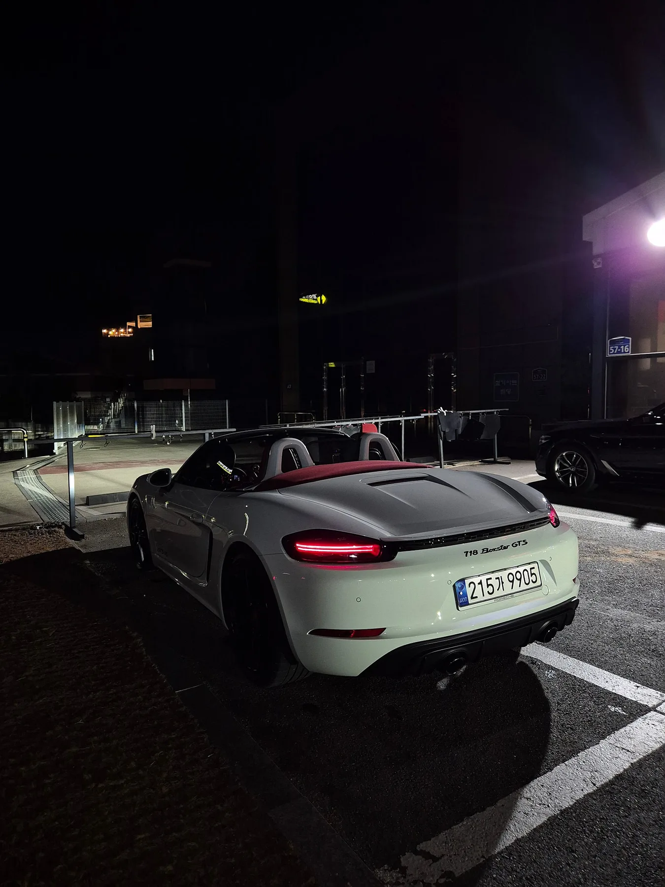 포르쉐 박스터 GTS 4.0 2022 실버 사진 3