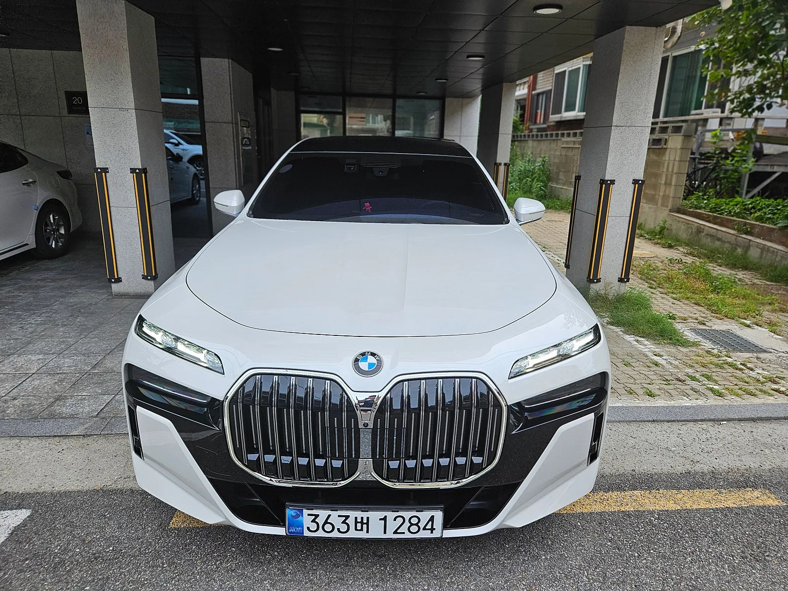 BMW 740i X드라이브 M스포츠 2025 화이트 사진 1