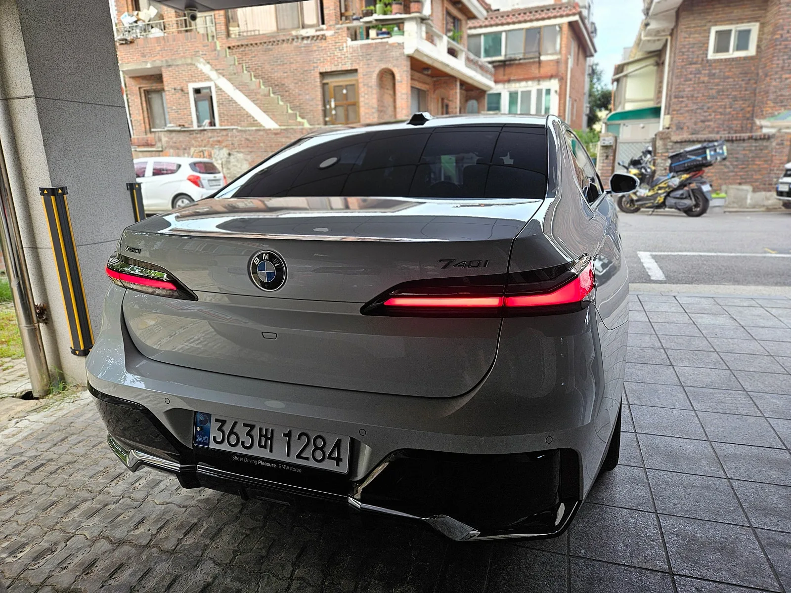 BMW 740i X드라이브 M스포츠 2025 화이트 사진 2