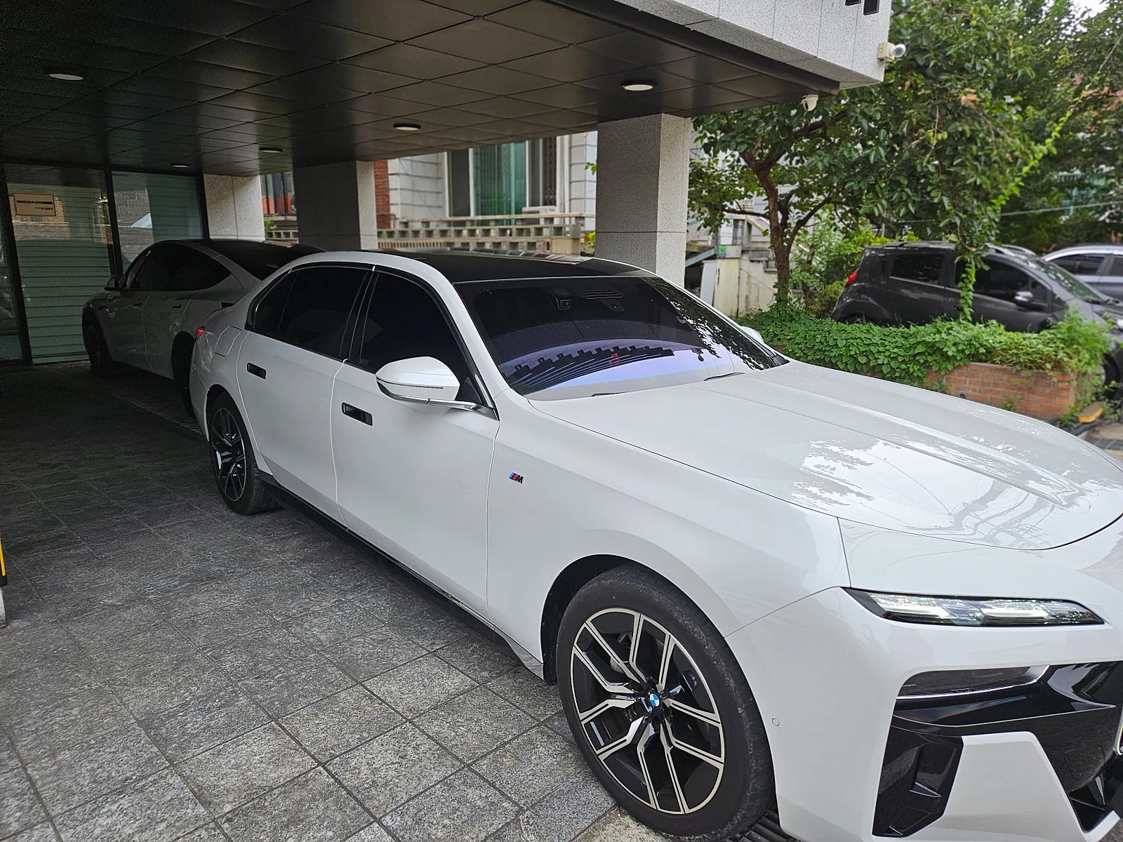 BMW 740i X드라이브 M스포츠 2025 화이트 사진 3