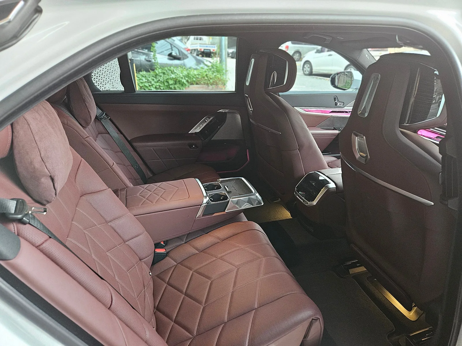 BMW 740i X드라이브 M스포츠 2025 화이트 사진 8