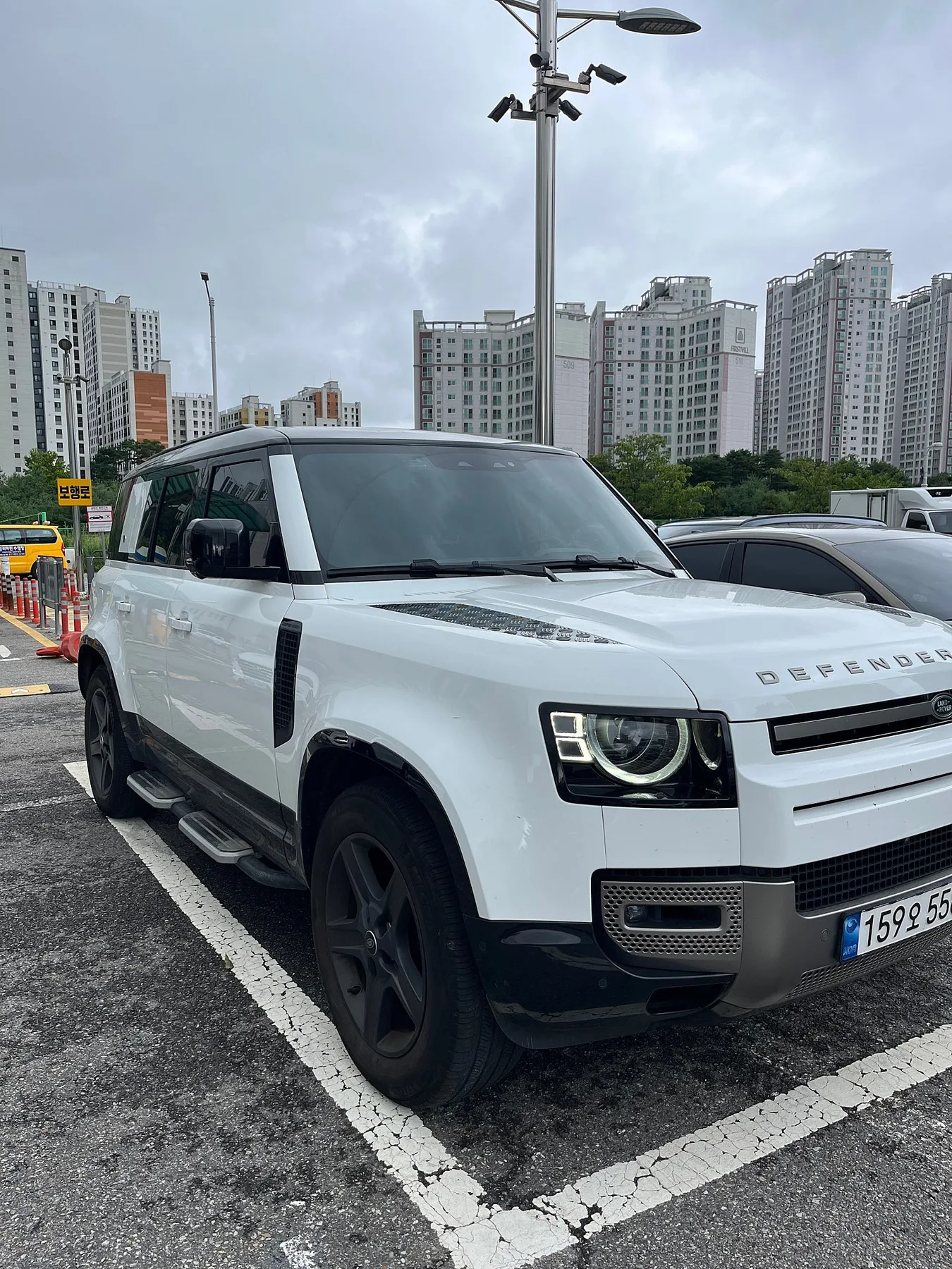 랜드로버 디펜더 110 P300 X-Dynamic 2023 화이트 사진 5