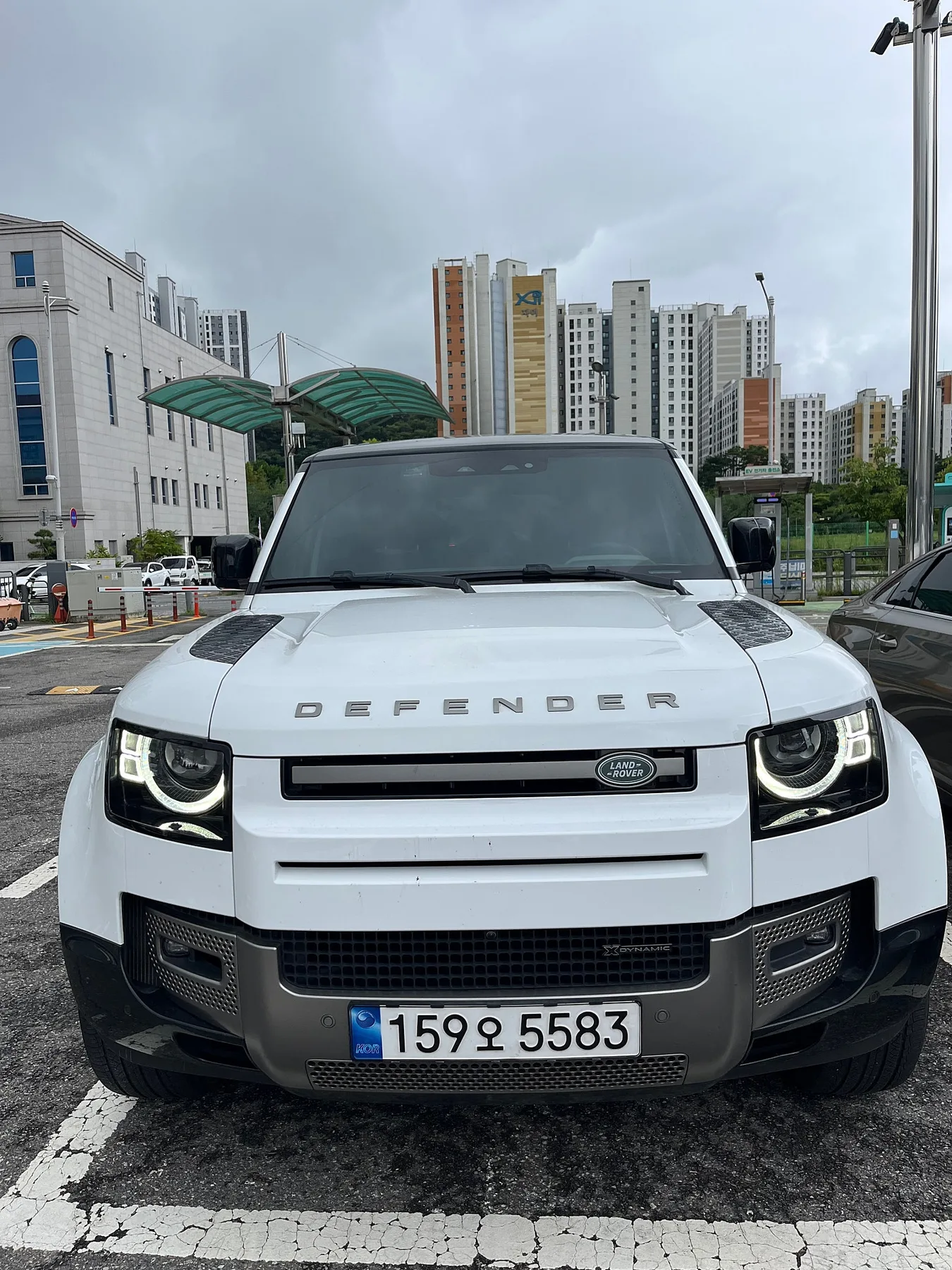 랜드로버 디펜더 110 P300 X-Dynamic 2023 화이트 사진 6
