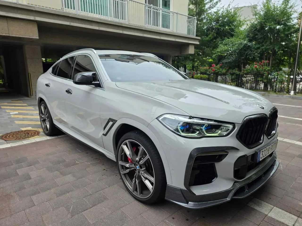 BMW X6 M50i 25th Edition 2022 화이트 사진 2