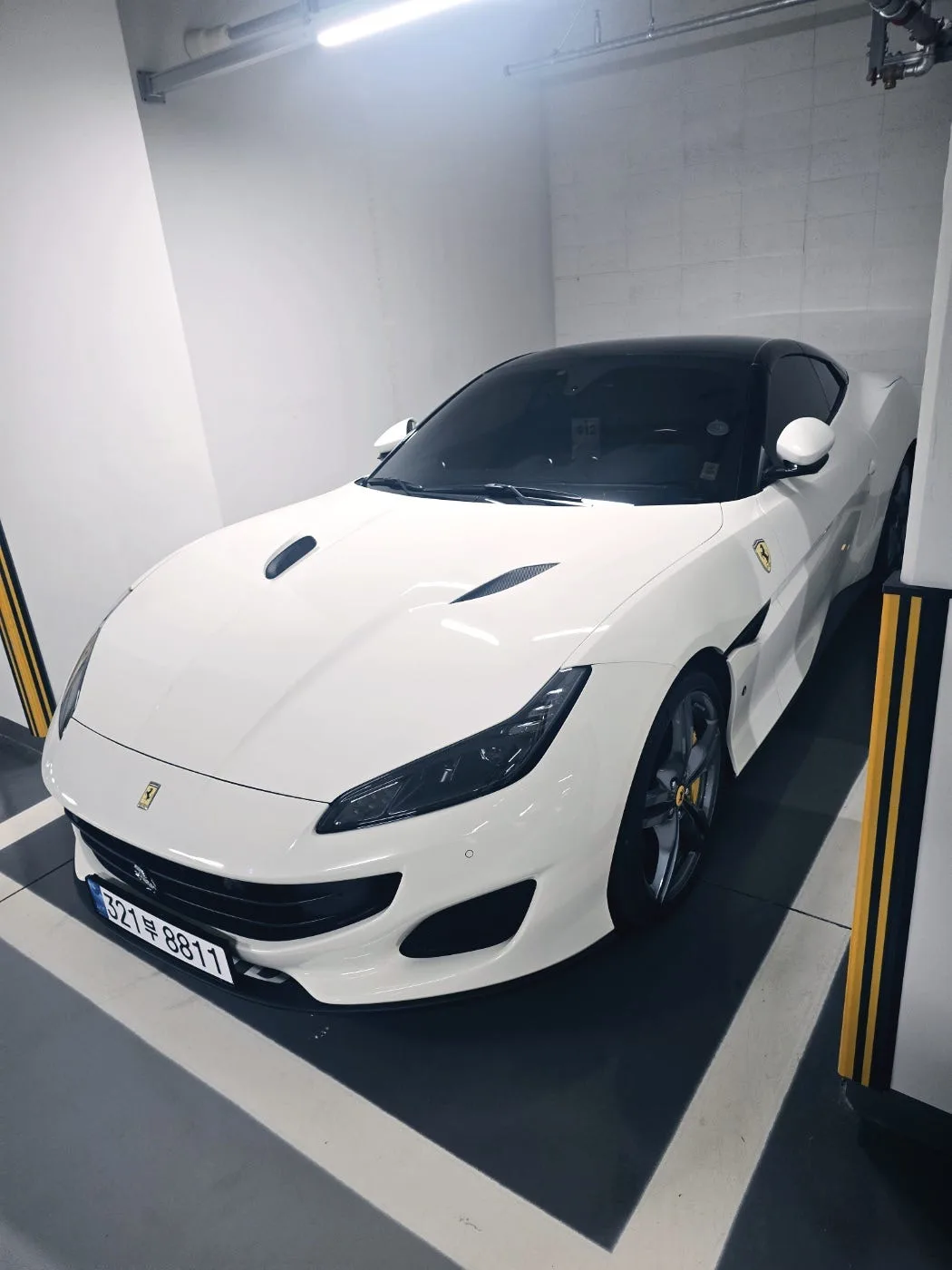 페라리 포르토피노 3.9 V8 2019 화이트(Bianco Avus) 사진 1