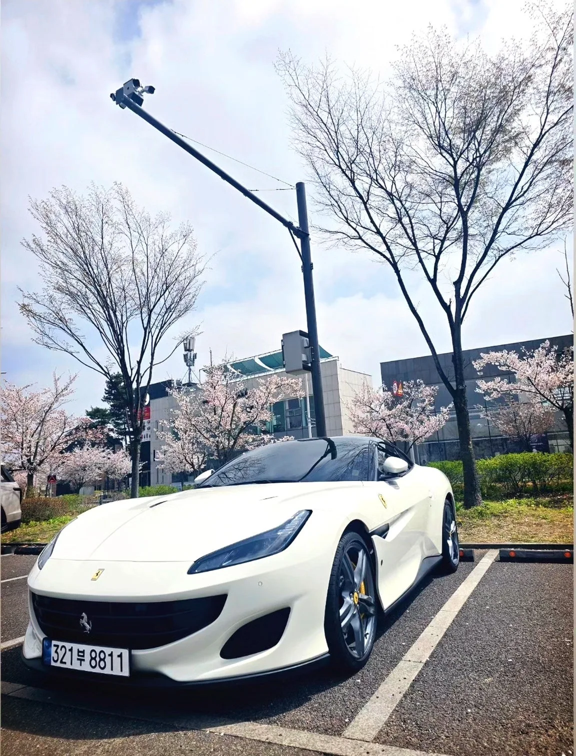 페라리 포르토피노 3.9 V8 2019 화이트(Bianco Avus) 사진 2