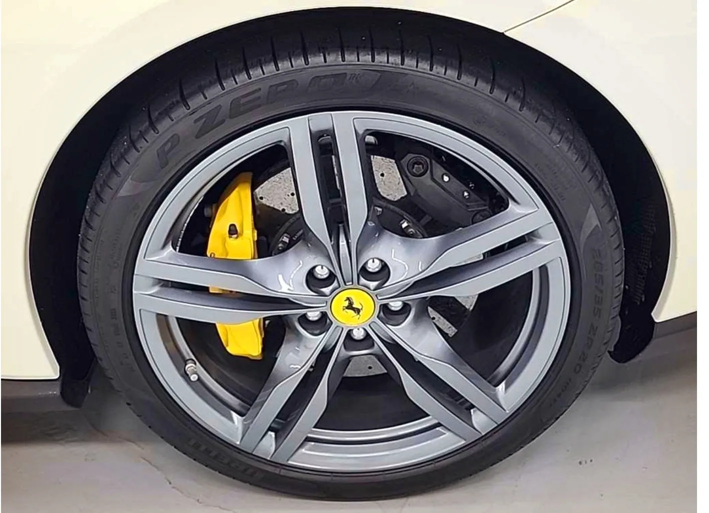 페라리 포르토피노 3.9 V8 2019 화이트(Bianco Avus) 사진 4