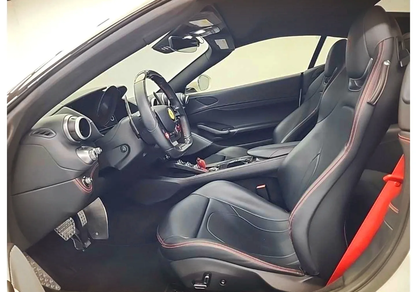 페라리 포르토피노 3.9 V8 2019 화이트(Bianco Avus) 사진 6