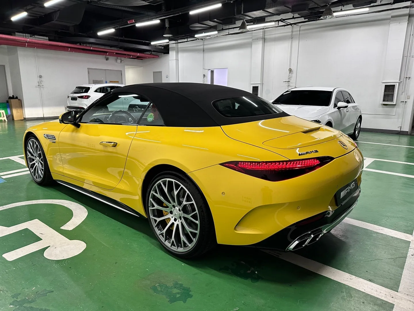 벤츠 SL63 AMG 4M 2023 노랑 사진 6