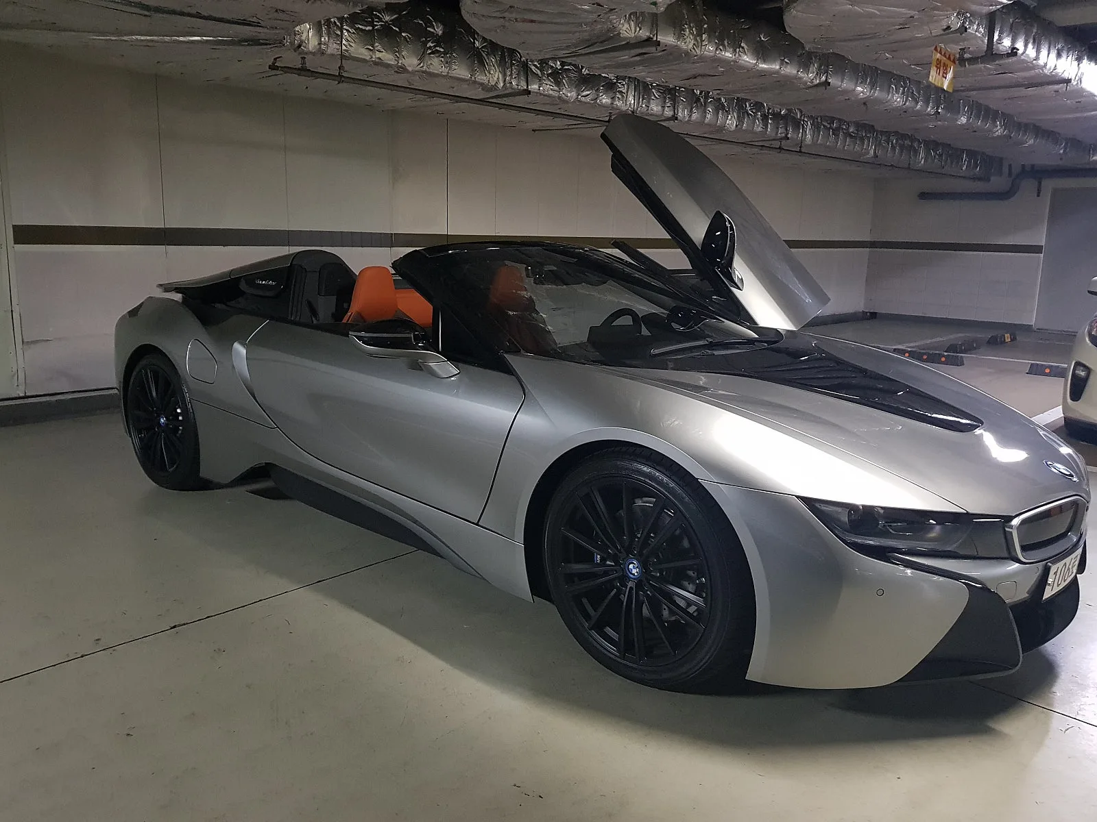 BMW i8 로드스터 퍼스트 에디션 2020 소피스토 그레이 사진 2