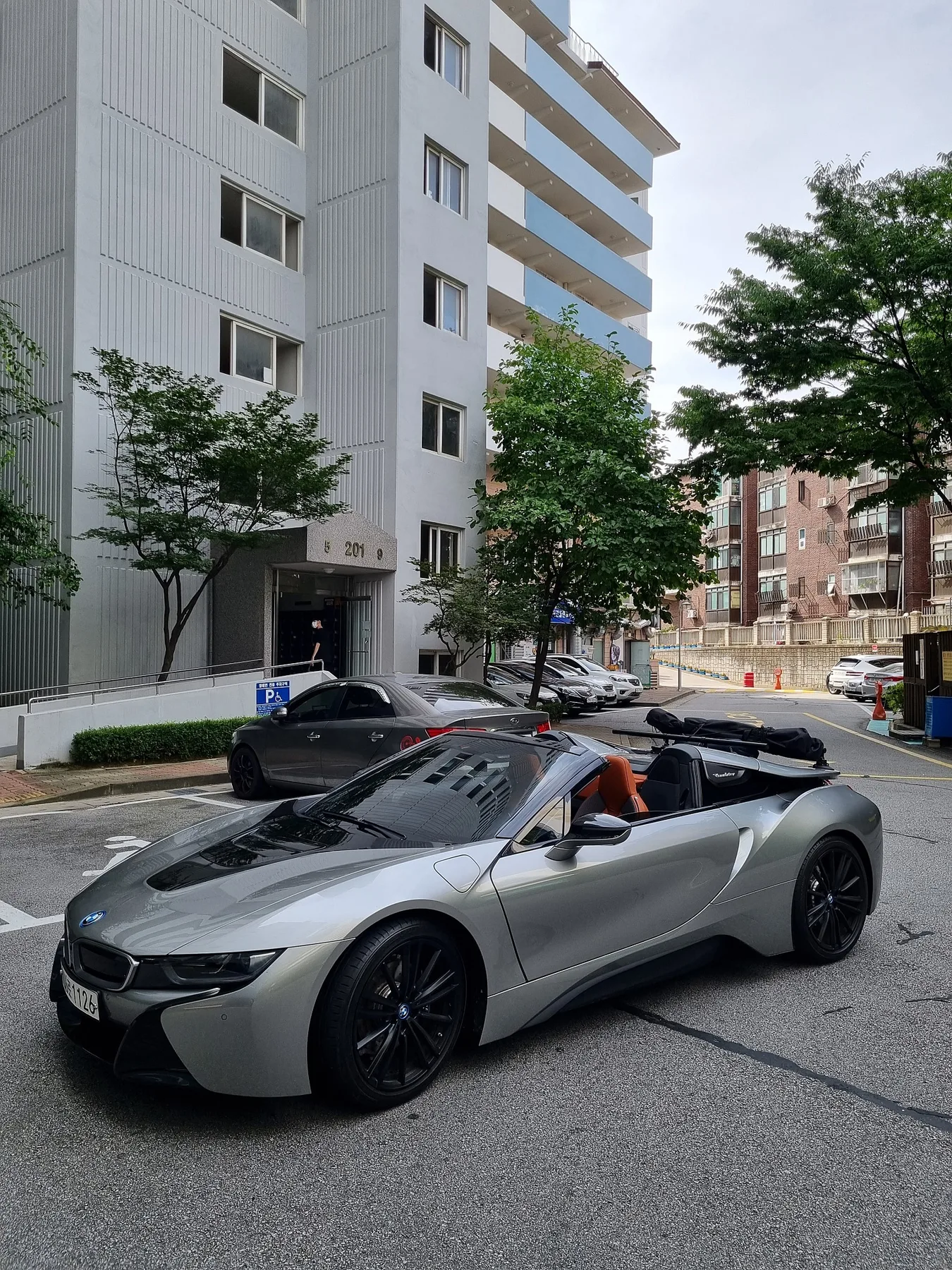 BMW i8 로드스터 퍼스트 에디션 2020 소피스토 그레이 사진 3