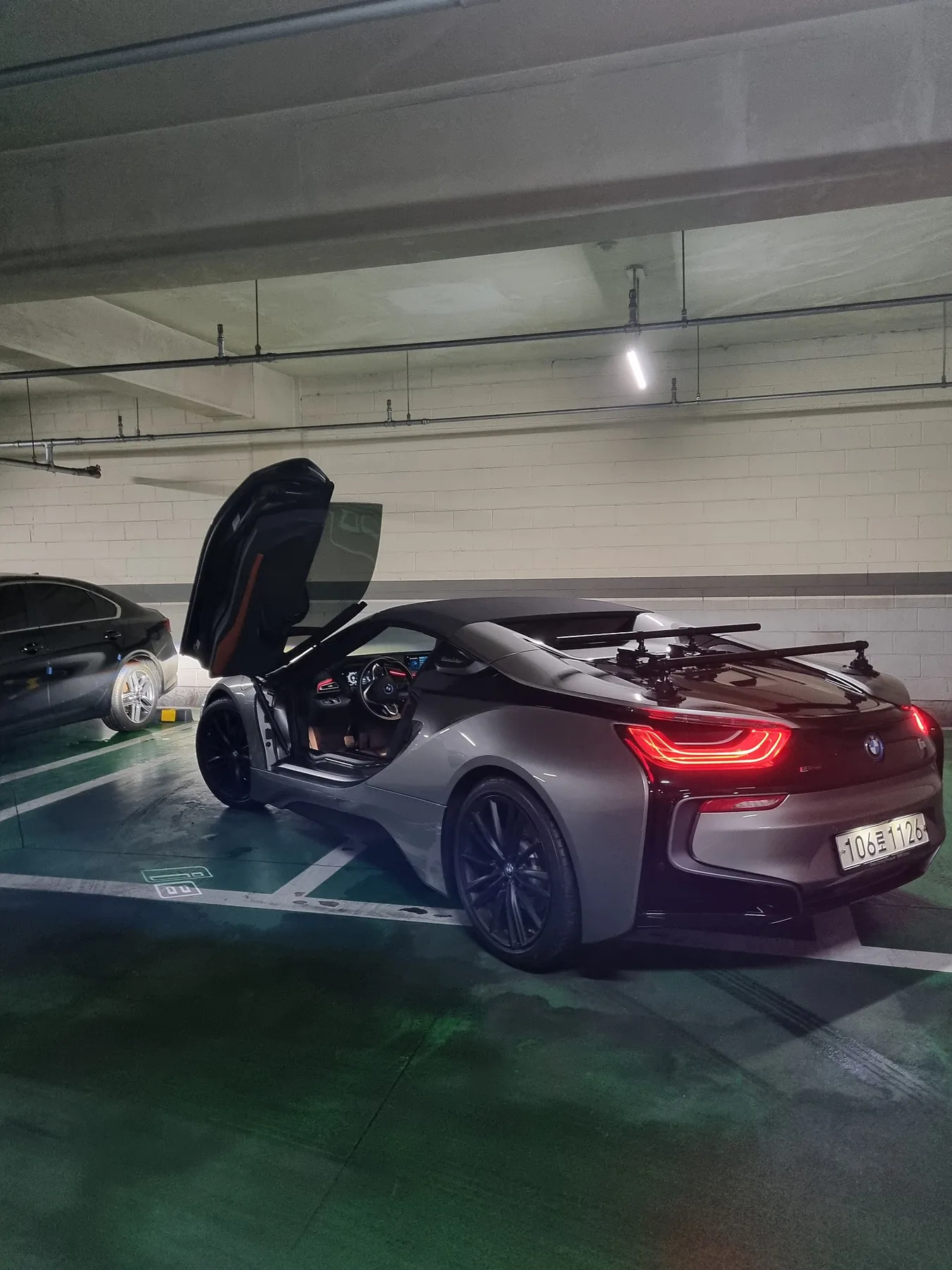 BMW i8 로드스터 퍼스트 에디션 2020 소피스토 그레이 사진 4
