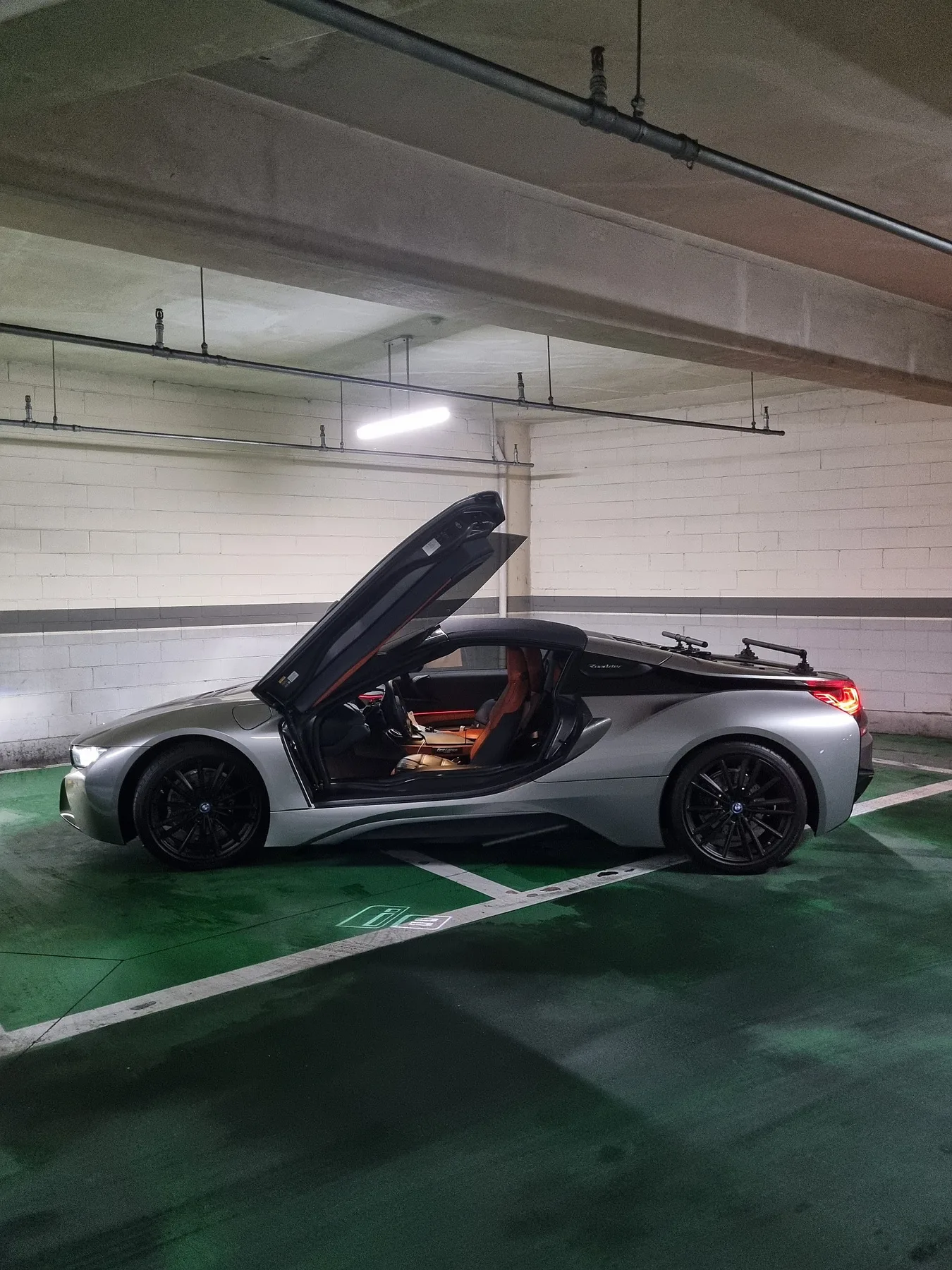 BMW i8 로드스터 퍼스트 에디션 2020 소피스토 그레이 사진 5