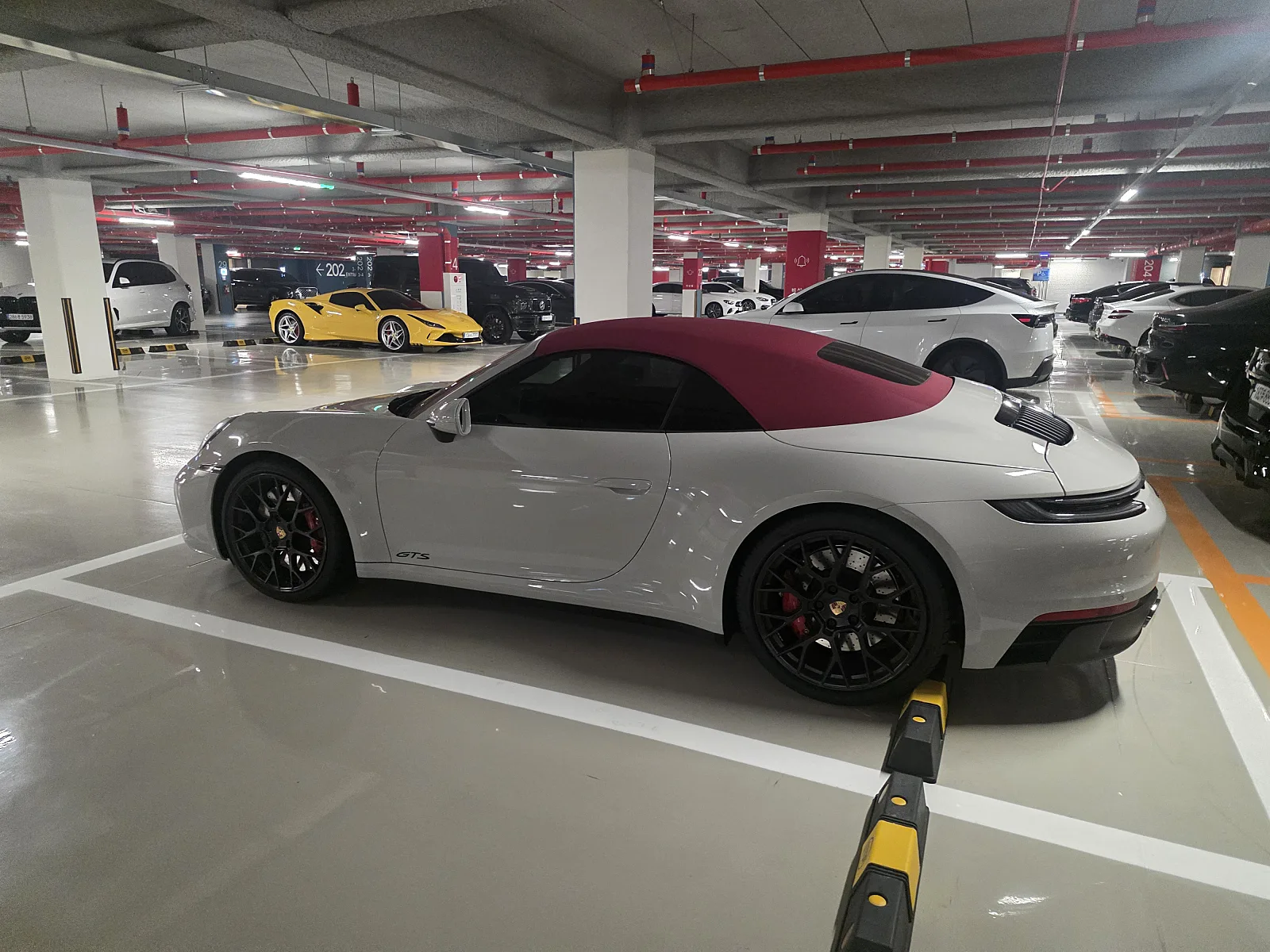 포르쉐 911 카레라4 GTS 2022 화이트 사진 2