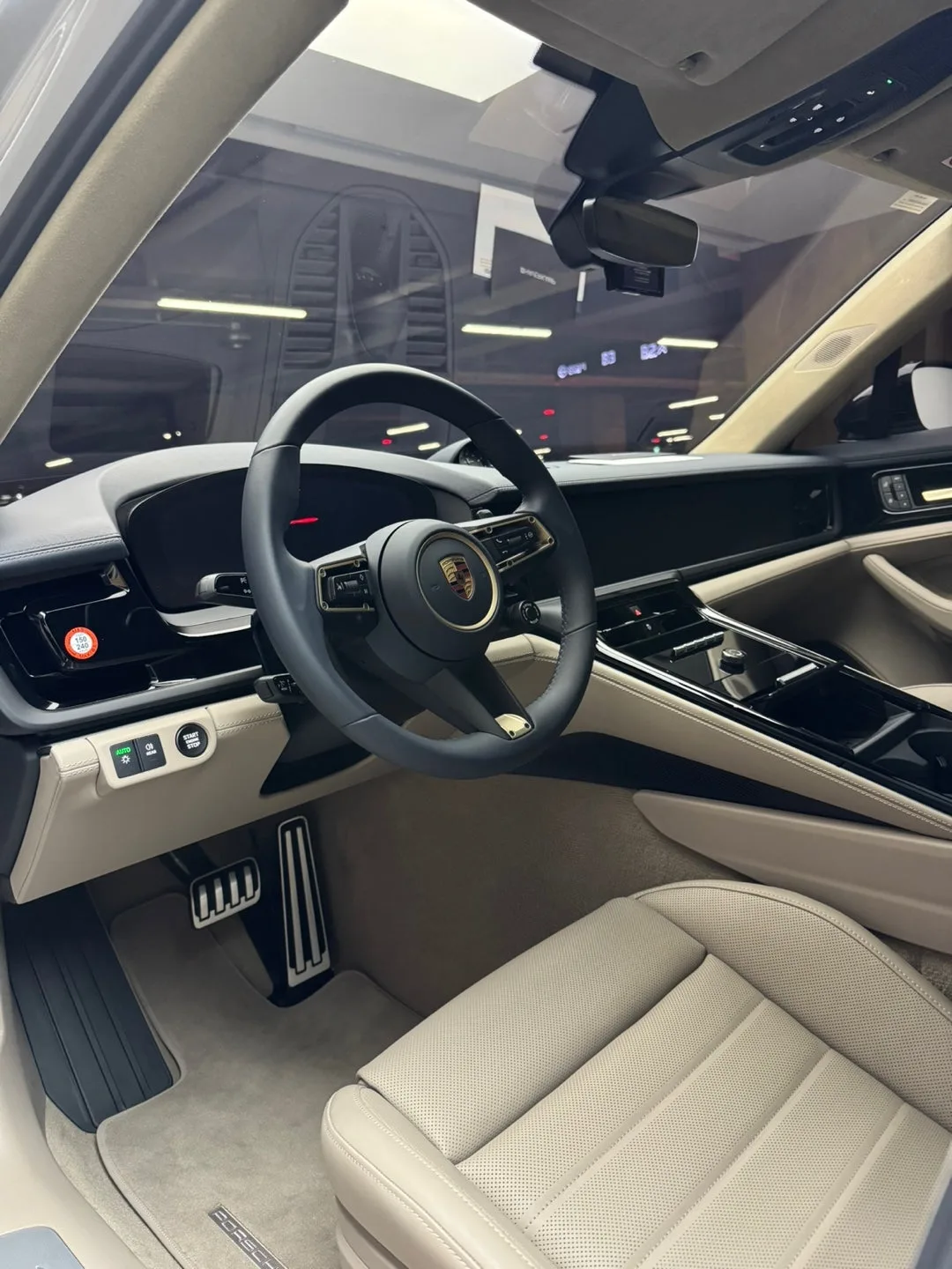 포르쉐 파나메라 4 E-Hybrid 2025 크레용 사진 3