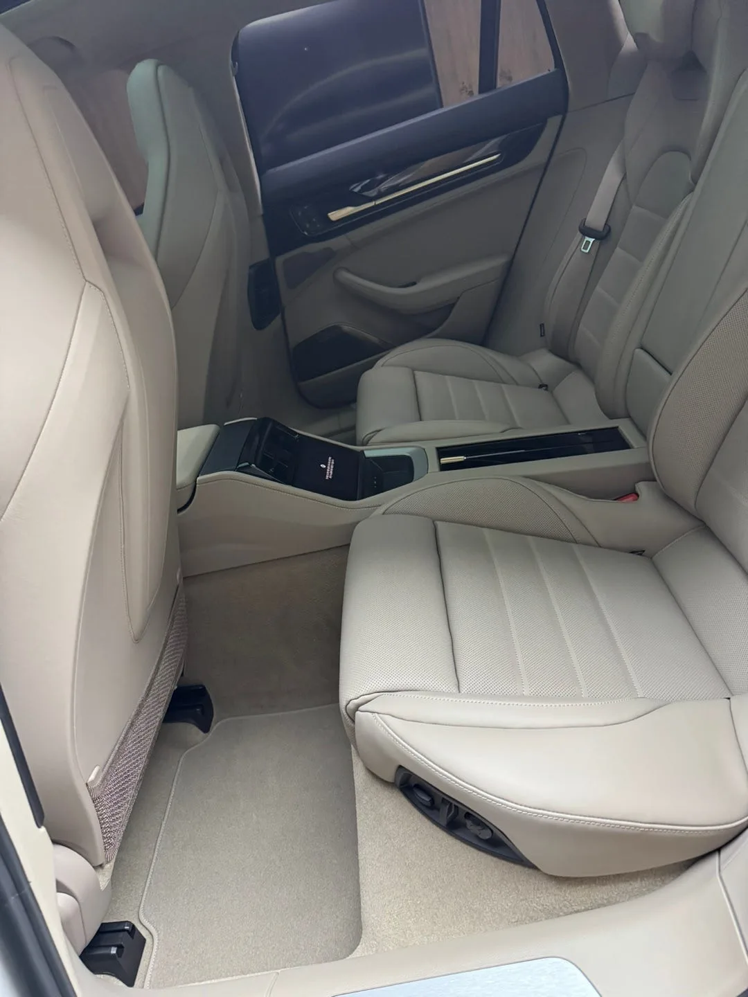 포르쉐 파나메라 4 E-Hybrid 2025 크레용 사진 5
